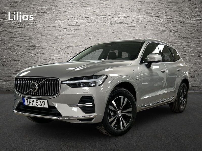Silver Ny 2024 Volvo XC60 Core SUV | 568 800 kr (Marknadspris) - Bild 1/4