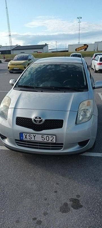 Silver Begagnad 2006 Toyota Yaris Halvkombi | 29 999 kr (Bra pris) - Bild 1/4
