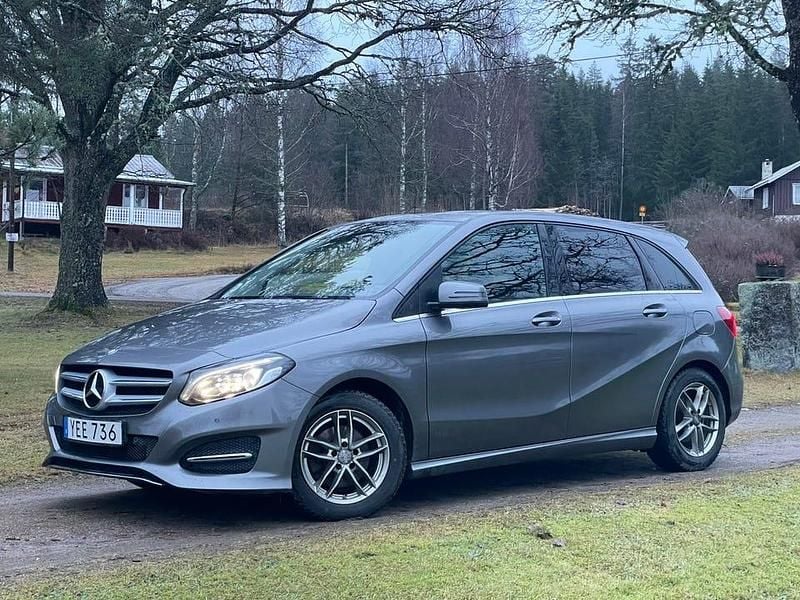 Gray metallic Begagnad 2016 Mercedes B180 Urban Minibuss | 138 000 kr (Marknadspris) - Bild 1/4