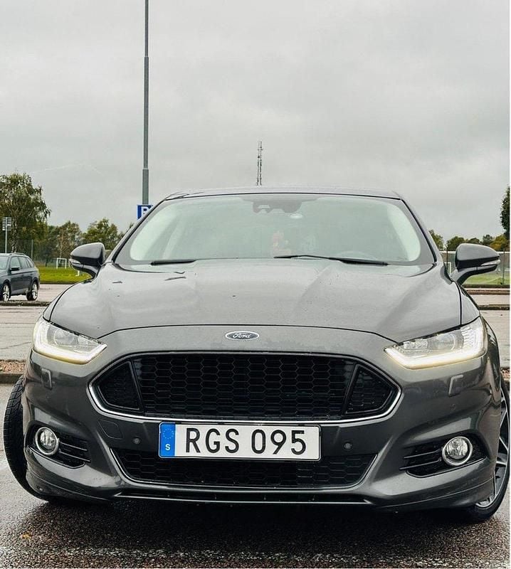 Grå Begagnad 2017 Ford Mondeo Business Edition Halvkombi | 194 000 kr (Dyr) - Bild 1/4