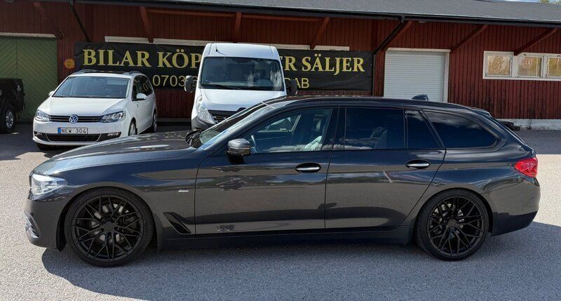 Grå Begagnad 2017 BMW 520 Sport Line Kombi | 199 000 kr (Dyr) - Bild 1/4