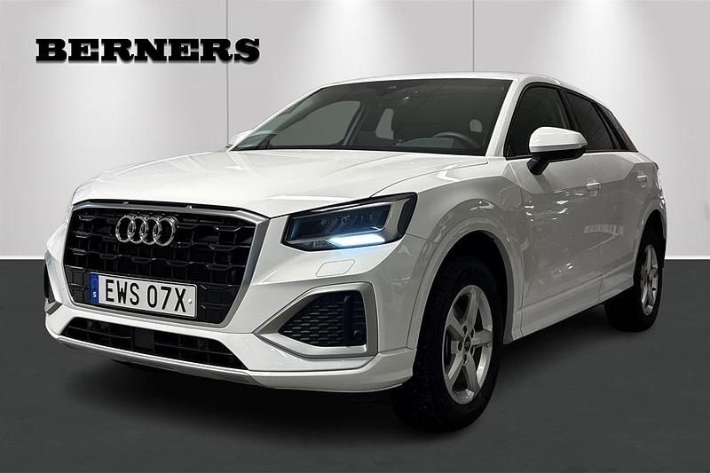 Vit Begagnad 2024 Audi Q2 SUV | 279 900 kr (Marknadspris) - Bild 1/4