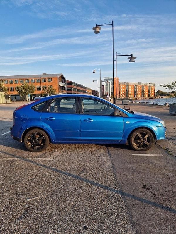 Blå Begagnad 2005 Ford Focus Halvkombi | 25 000 kr (Marknadspris) - Bild 1/4