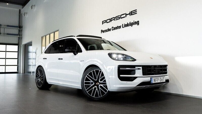 Vit (white) Ny 2025 Porsche Cayenne SUV | 1 598 000 kr (Marknadspris) - Bild 1/4