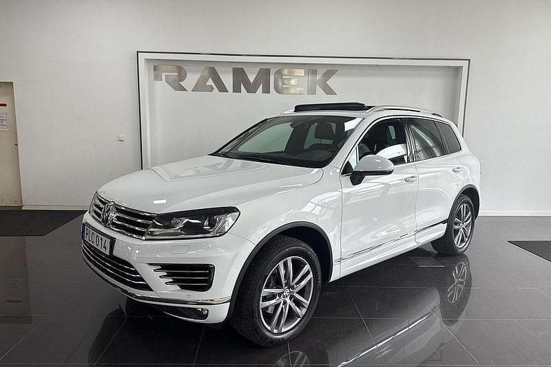 Vit Begagnad 2017 VW Touareg R-line SUV | 208 999 kr (Marknadspris) - Bild 1/4