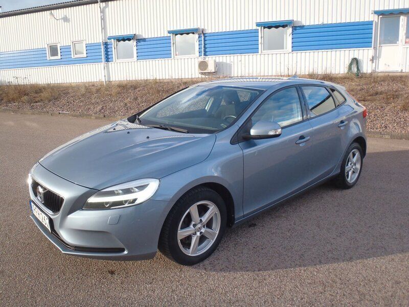 Ljusblå Begagnad 2017 Volvo V40 Kinetic Kombi | 127 500 kr (Marknadspris) - Bild 1/4
