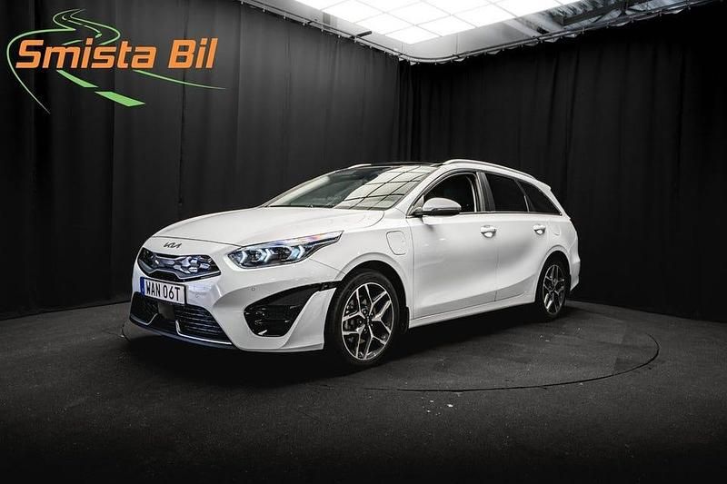 Vit Begagnad 2022 Kia Ceed Advance Halvkombi | 269 700 kr (Bra pris) - Bild 1/3