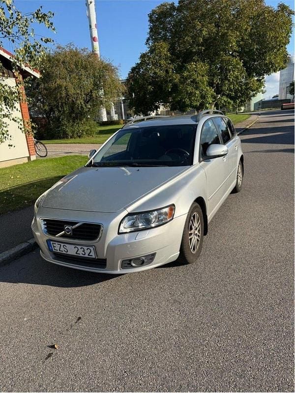 Grå Begagnad 2010 Volvo V50 Momentum Kombi | 30 000 kr (Bra pris) - Bild 1/4