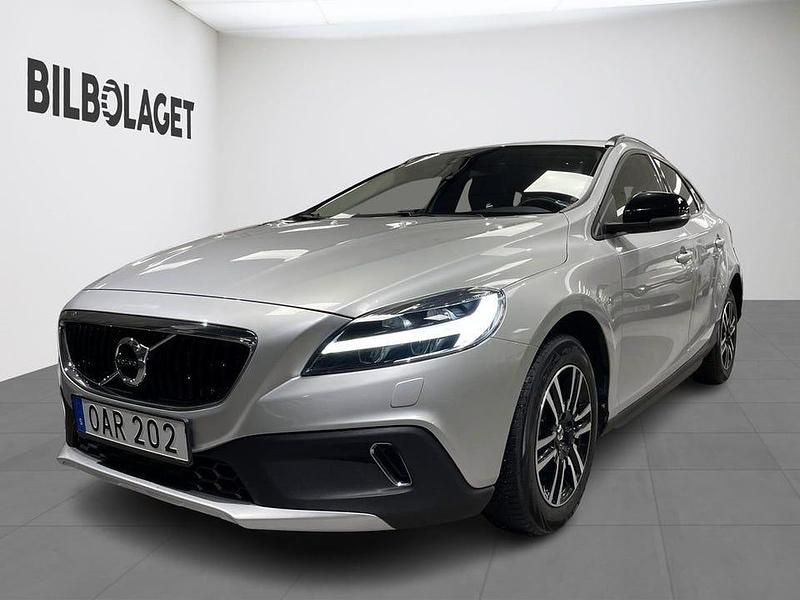 Silver Begagnad 2018 Volvo V40 CC Business Edition Kombi | 199 800 kr (Marknadspris) - Bild 1/4