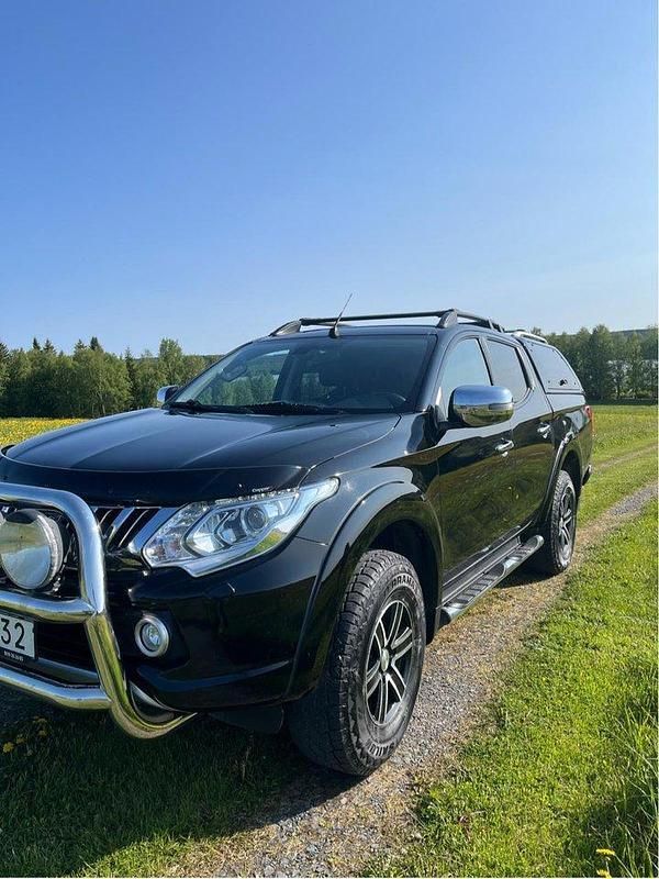 Svart Begagnad 2016 Mitsubishi L200 Pickup | 230 000 kr (Marknadspris) - Bild 1/4