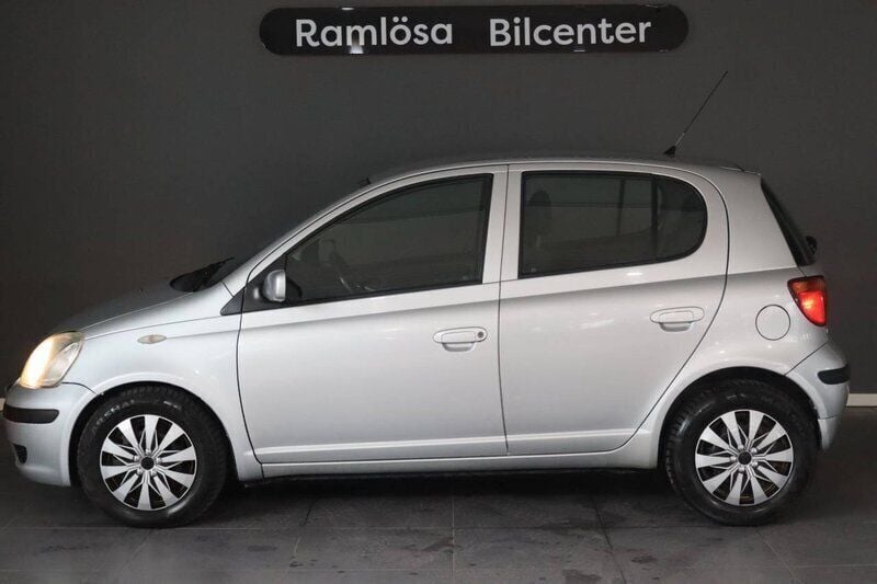 Silver Begagnad 2005 Toyota Yaris Halvkombi | 54 900 kr (Dyr) - Bild 1/4