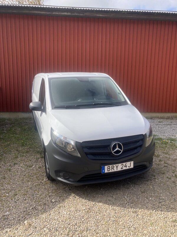 Vit Begagnad 2020 Mercedes Vito Minibuss | 211 250 kr (Marknadspris) - Bild 1/4