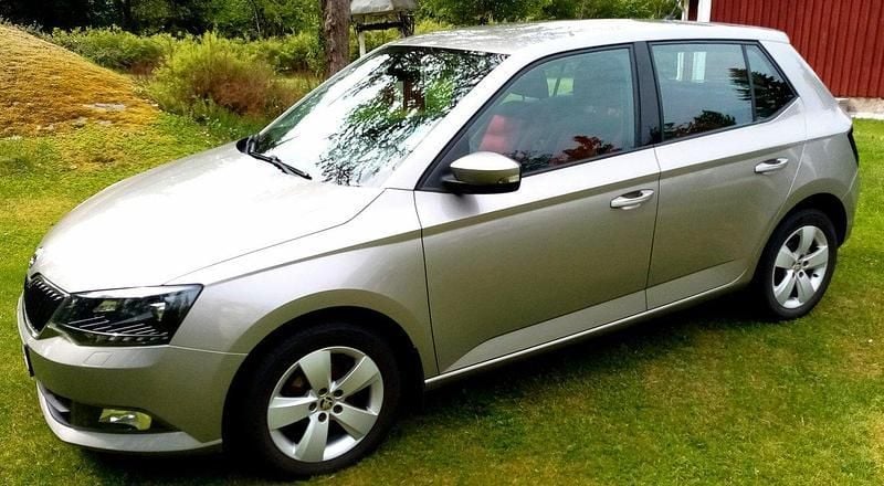 Brun Begagnad 2016 Skoda Fabia Style Halvkombi | 125 000 kr (Marknadspris) - Bild 1/3