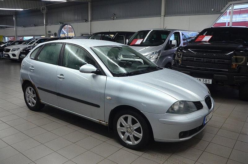 Silver Begagnad 2005 Seat Ibiza Halvkombi | 19 900 kr (Marknadspris) - Bild 1/4