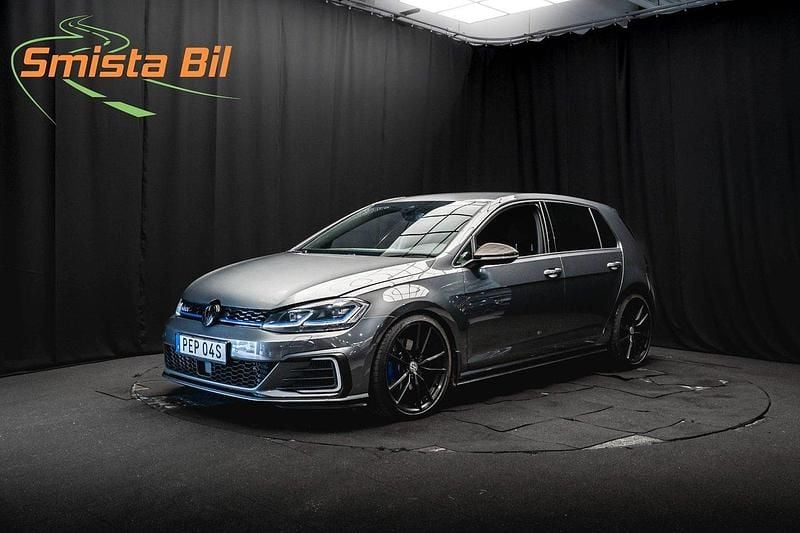 Mörkgrå (grå) Begagnad 2020 VW Golf VII GTE Halvkombi | 219 800 kr (Marknadspris) - Bild 1/3