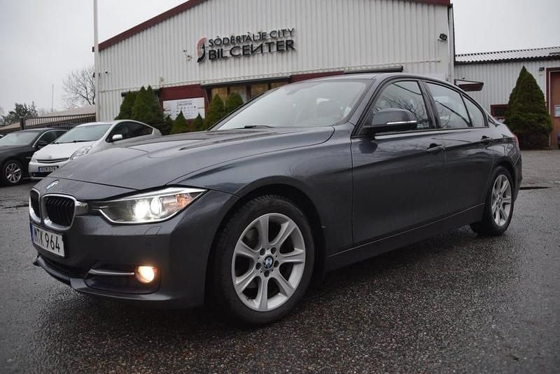 Grå Begagnad 2015 BMW 318 Performance Sedan | 159 900 kr (Marknadspris) - Bild 1/4