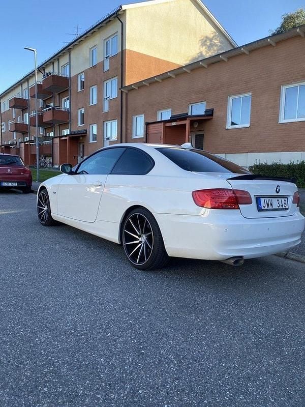 Vit Begagnad 2012 BMW 320 Comfort Edition Sportkupé | 89 000 kr (Marknadspris) - Bild 1/4