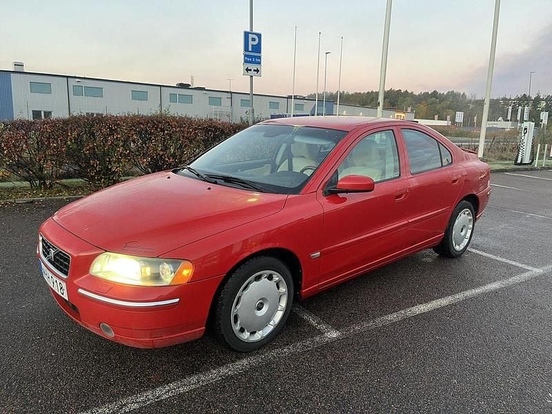 Röd Begagnad 2005 Volvo S60 Summum Sedan | 29 995 kr (Marknadspris) - Bild 1/4