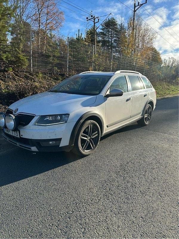 Vit Begagnad 2015 Skoda Octavia Scout Business Line Kombi | 98 000 kr - Bild 1/4