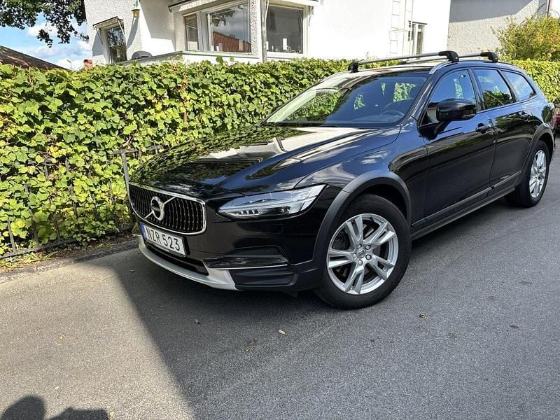 Svart Begagnad 2019 Volvo V90 CC Momentum Kombi | 219 000 kr (Superpris) - Bild 1/4