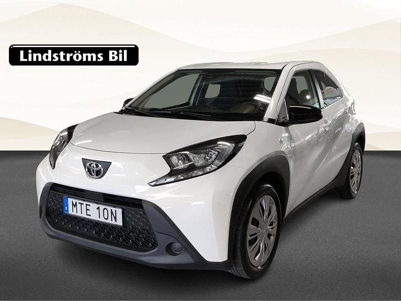 Vit Begagnad 2022 Toyota Aygo Play Halvkombi | 184 900 kr (Marknadspris) - Bild 1/3