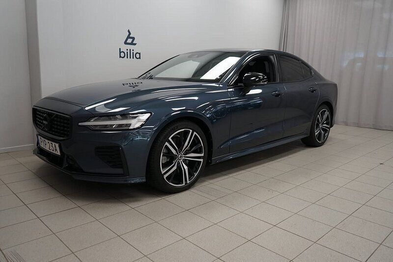 Mörkblå Begagnad 2020 Volvo S60 R-Design Sedan | 364 500 kr (Marknadspris) - Bild 1/3