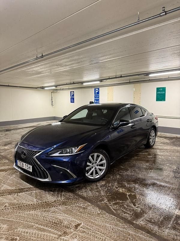 Blue metallic Begagnad 2023 Lexus ES300H Limited Edition Sedan | 399 000 kr (Bra pris) - Bild 1/4
