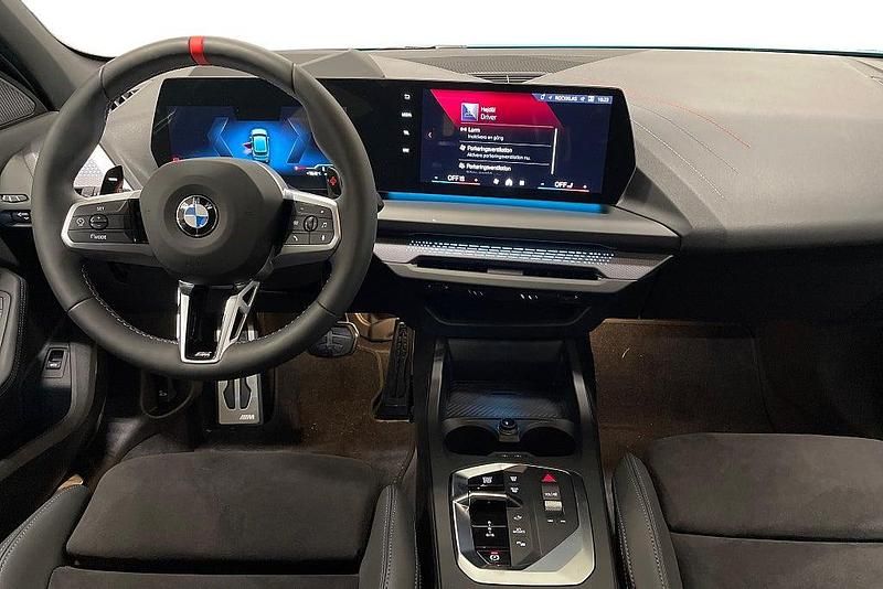 Begagnad BMW M135 Comfort Edition 2026 Blå Halvkombi