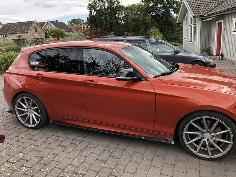 Orange Begagnad 2013 BMW M135 Halvkombi | 180 000 kr (Marknadspris) - Bild 1/4