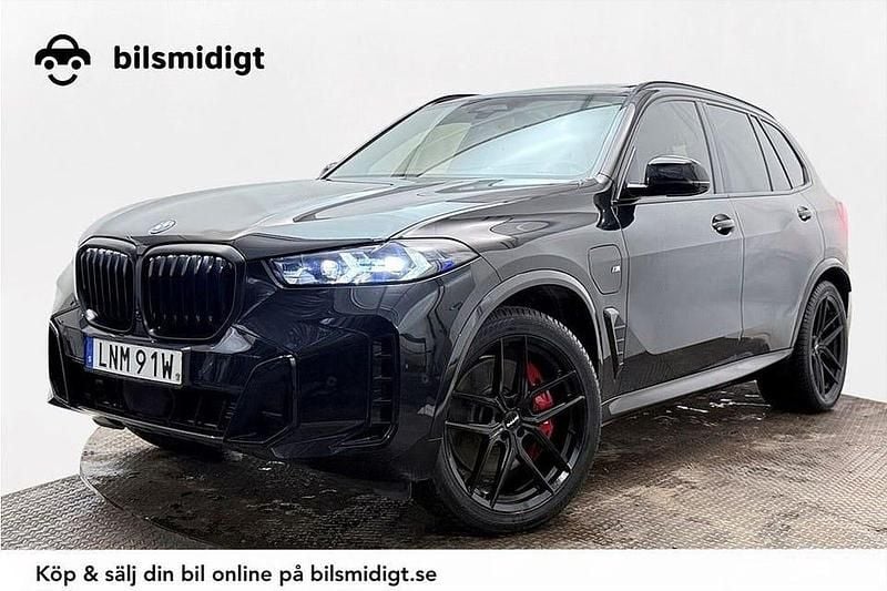 Svart Begagnad 2024 BMW X5 Comfort Edition SUV | 998 900 kr - Bild 1/3