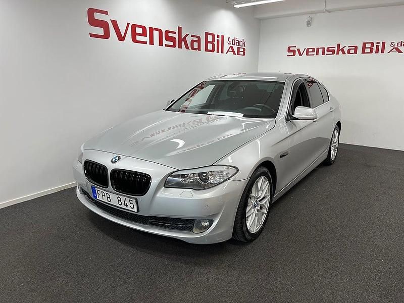 Ljusgrå Begagnad 2012 BMW 520 Sedan | 110 000 kr (Marknadspris) - Bild 1/4
