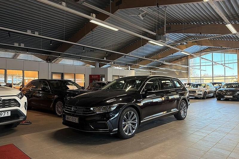 Svart Begagnad 2022 VW Passat GTE Kombi | 319 900 kr (Marknadspris) - Bild 1/4