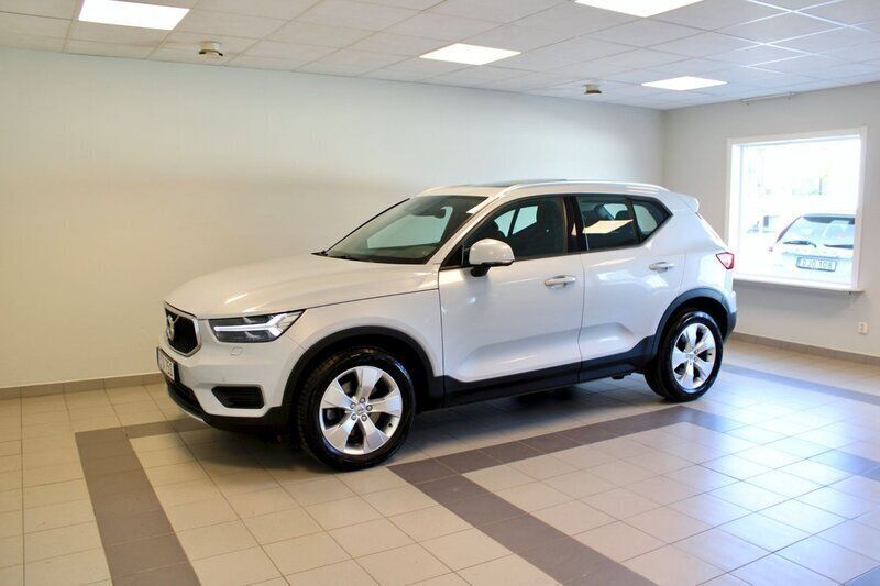 Silver Begagnad 2020 Volvo XC40 Momentum SUV | 309 900 kr (Marknadspris) - Bild 1/4