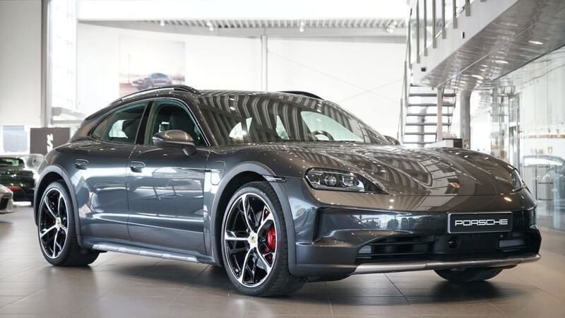 Grå Ny 2024 Porsche Taycan 4S Cross Turismo Sedan | 1 299 000 kr - Bild 1/4