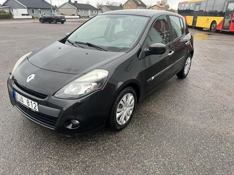 Svart Begagnad 2010 Renault Clio II Halvkombi | 33 500 kr (Marknadspris) - Bild 1/4
