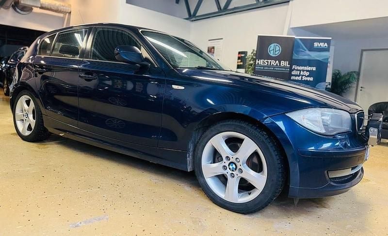Blå Begagnad 2011 BMW 118 Comfort Edition Halvkombi | 59 900 kr (Marknadspris) - Bild 1/4