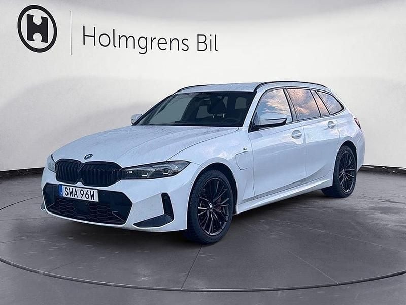 Vit Begagnad 2024 BMW 330e Comfort Edition Kombi | 534 800 kr - Bild 1/4