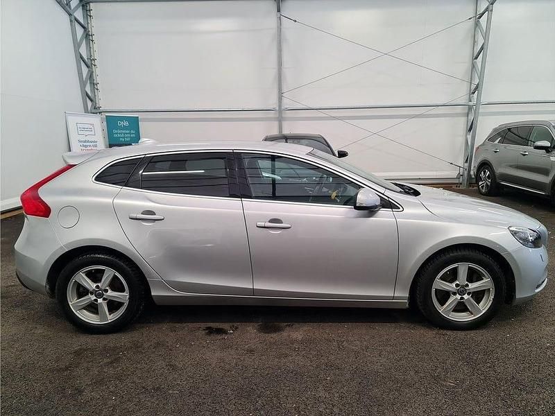Begagnad Volvo V40 Momentum 150 HK (110 kW) 2016 Silver