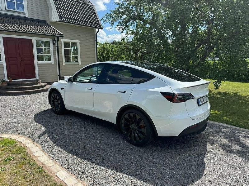 Vit Begagnad 2024 Tesla Model Y Performance SUV | 527 000 kr (Dyr) - Bild 1/4