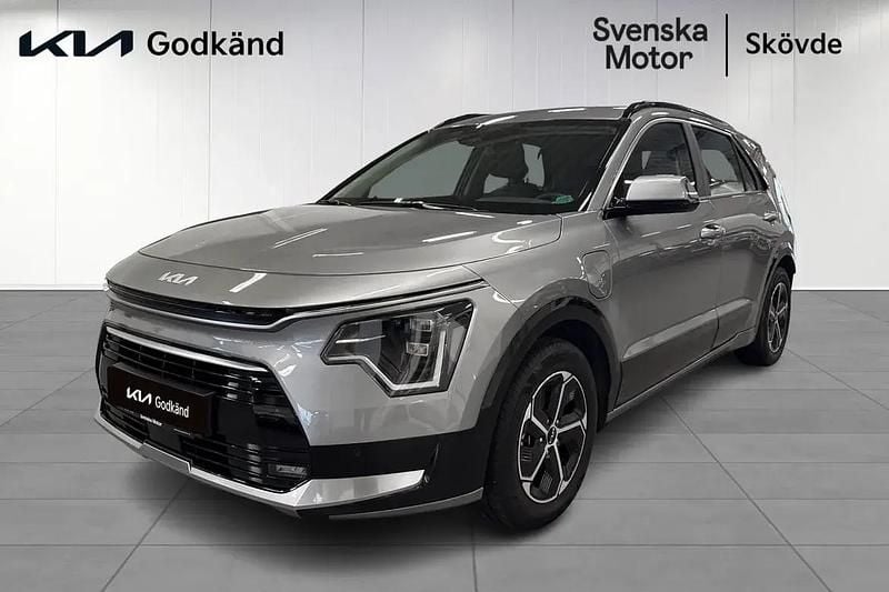 Grå Begagnad 2023 Kia Niro SUV | 339 200 kr (Marknadspris) - Bild 1/4