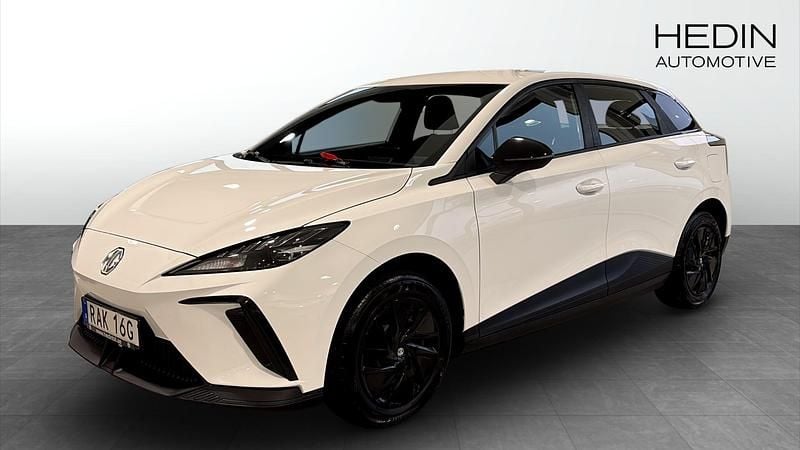 Vit (white) Begagnad 2023 MG MG4 EV Halvkombi | 244 900 kr (Marknadspris) - Bild 1/4