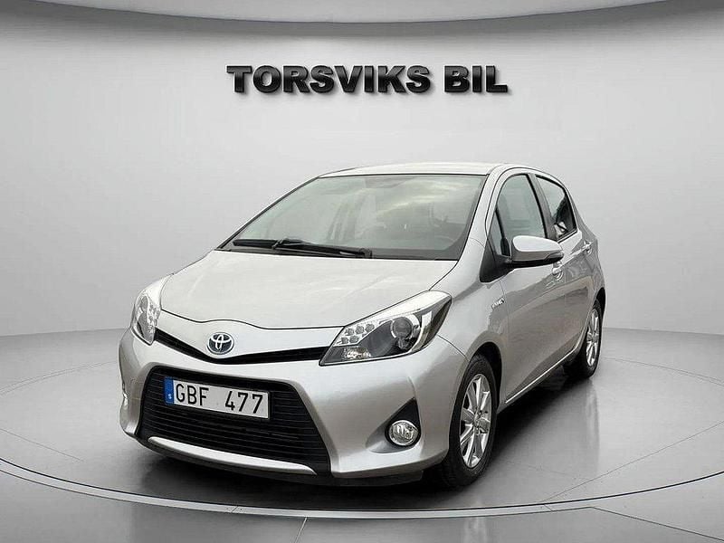 Silver Begagnad 2013 Toyota Yaris Hybrid Active Halvkombi | 134 900 kr (Marknadspris) - Bild 1/4