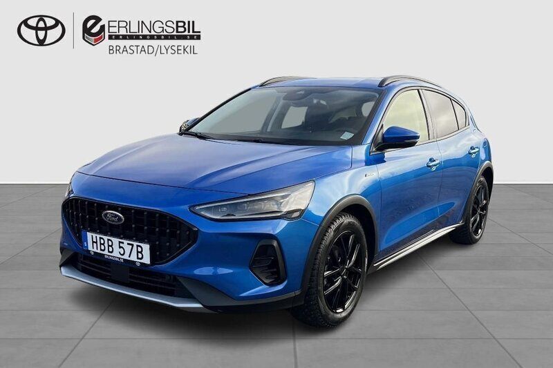 Blå Begagnad 2023 Ford Focus Active Halvkombi | 244 900 kr (Marknadspris) - Bild 1/4