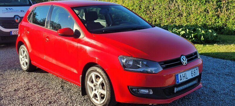 Röd Begagnad 2010 VW Polo Halvkombi | 40 000 kr (Marknadspris) - Bild 1/4