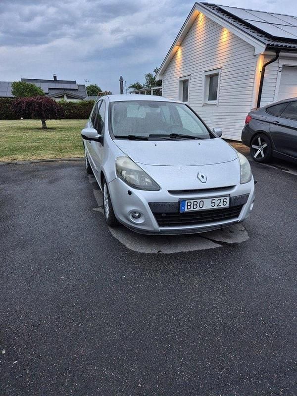 Silver Begagnad 2010 Renault Clio R.S. Halvkombi | 24 900 kr (Bra pris) - Bild 1/4