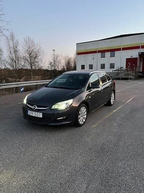Mörkgrå Begagnad 2015 Opel Astra Enjoy Kombi | 119 900 kr (Marknadspris) - Bild 1/4