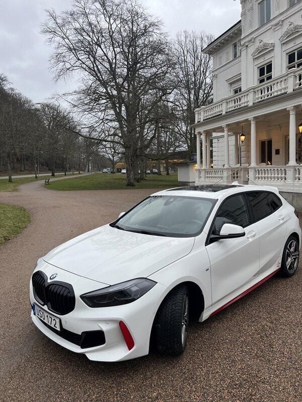 Vit Begagnad 2021 BMW 128 M Sport Halvkombi | 339 000 kr - Bild 1/4
