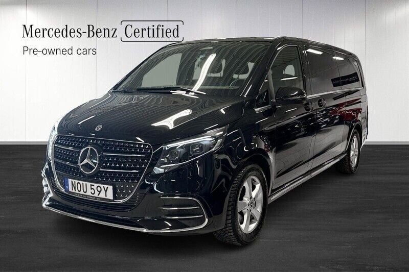 Svart (black) Begagnad 2024 Mercedes V300 AMG line Minibuss | 979 900 kr - Bild 1/4
