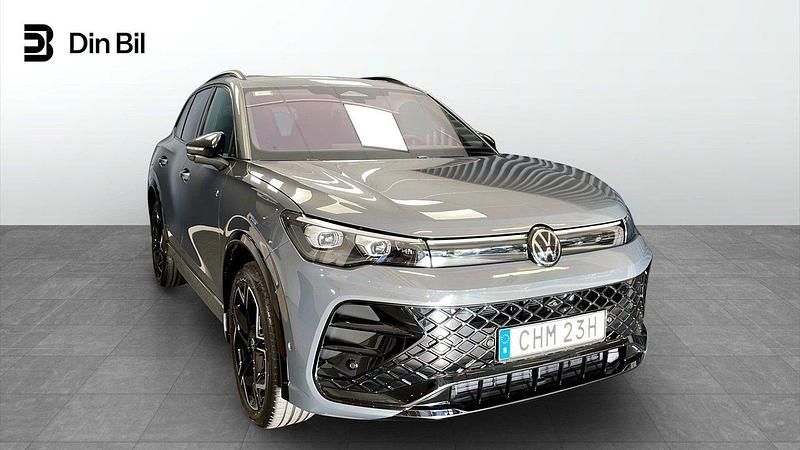 Mörkgrå (dolphin grey metallic) Ny 2025 VW Tiguan R-line SUV | 599 900 kr (Lite dyr) - Bild 1/4