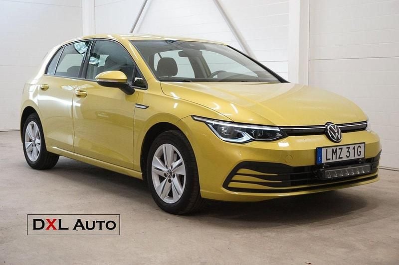 Gul (gul ( lime yellow metallic)) Begagnad 2020 VW Golf VII Edition Halvkombi | 234 900 kr (Marknadspris) - Bild 1/4